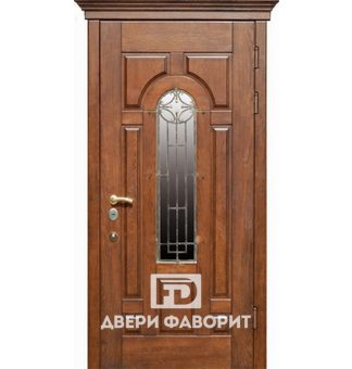 парадная дверь в коттедж со стеклом и ковкой